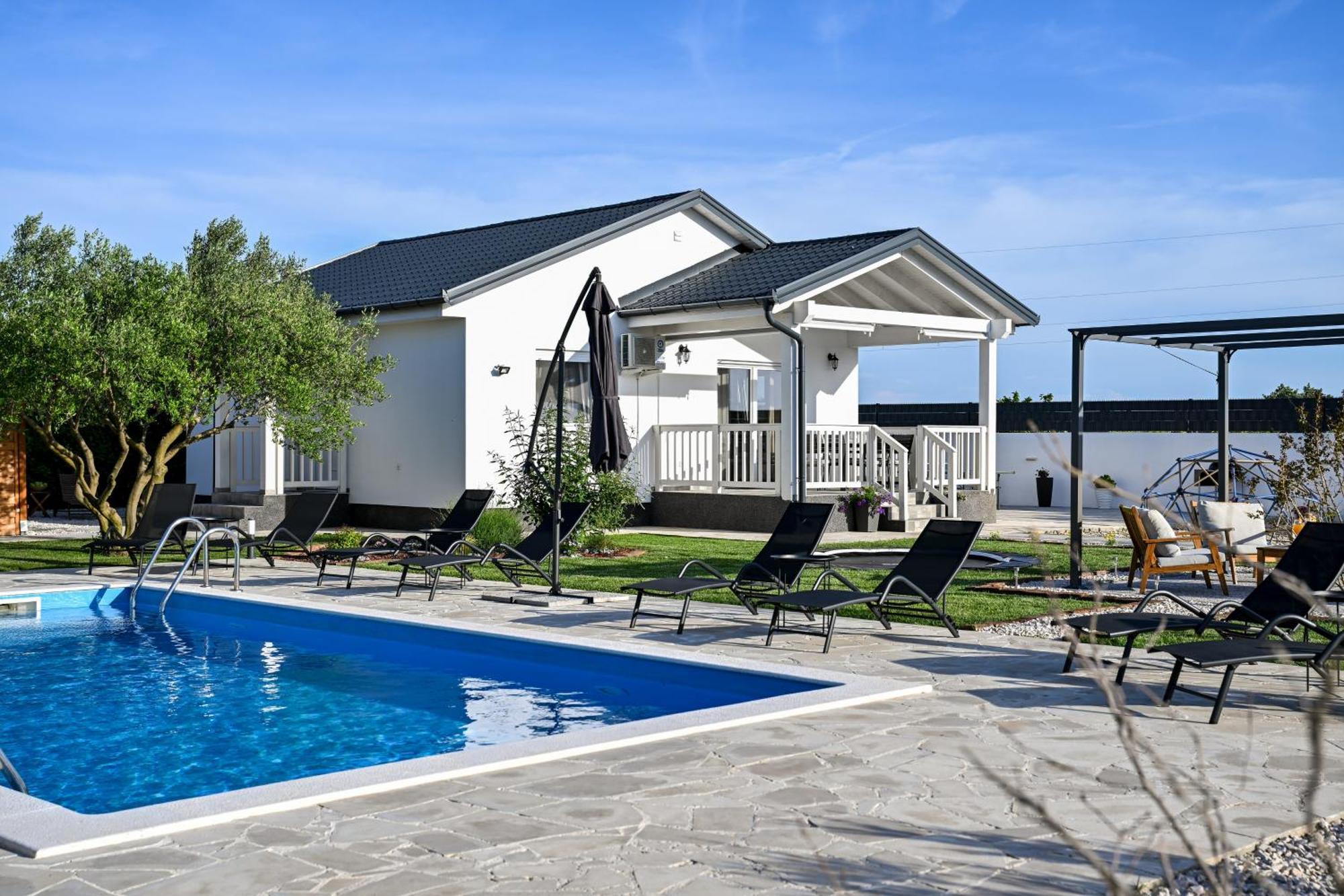Holiday Home Aprilis With Pool, Jacuzzi And Sauna Galovac  Εξωτερικό φωτογραφία