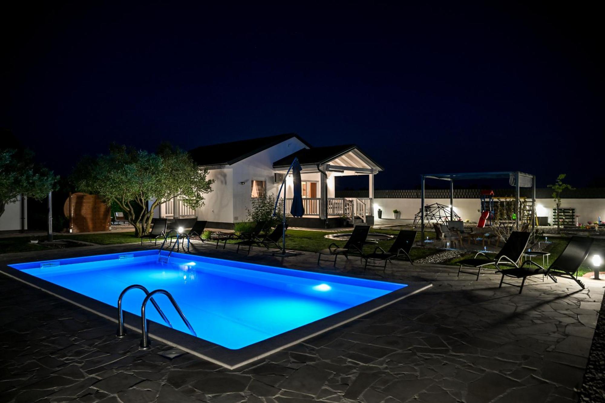 Holiday Home Aprilis With Pool, Jacuzzi And Sauna Galovac  Εξωτερικό φωτογραφία