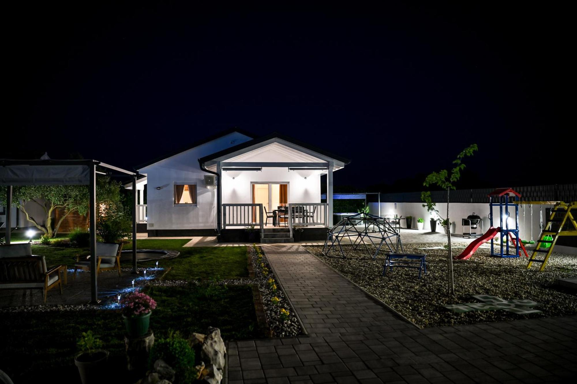 Holiday Home Aprilis With Pool, Jacuzzi And Sauna Galovac  Εξωτερικό φωτογραφία